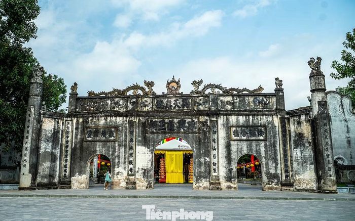 Đền Kiếp Bạc ngày nay được xây dựng trên nền tư dinh của Đức Thánh Trần, xưa có tên gọi là Vạn Kiếp. Đến thời Nguyễn, do đền nằm giữa 2 làng Vạn Yên có tên nôm là Kiếp và làng Dược Sơn có tên nôm là Bạc nên được gọi là đền Kiếp Bạc.