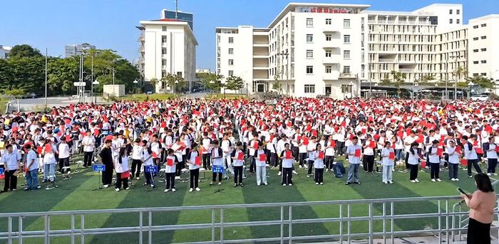 Học sinh luyện tập cổ vũ cuộc thi chung kết năm Đường lên đỉnh Olympia đầu tiên tại Phú Thọ.