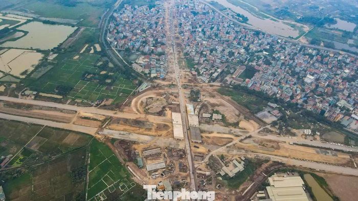 Từ trên cao, nút giao Vành đai 4 Vùng Thủ đô với QL6 dần lộ diện qua những đường cong hoa thị, hệ thống cầu vượt và các nhánh đường đang từng bước thành hình.