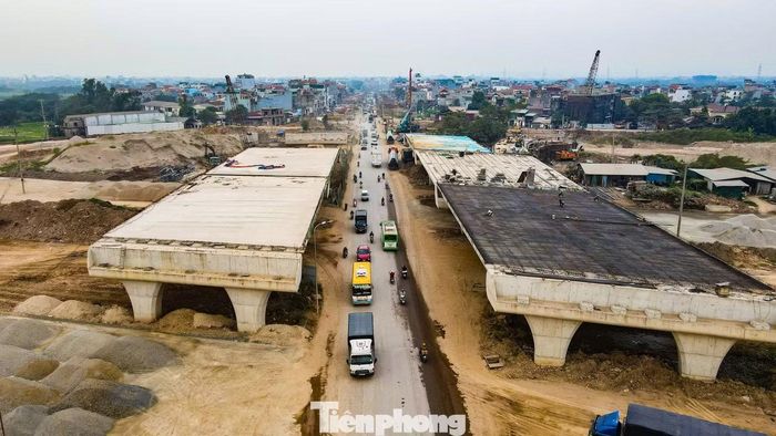 Các hạng mục cầu vượt và đường dẫn được triển khai trong điều kiện mặt bằng hạn chế, đòi hỏi tổ chức thi công đồng bộ, hạn chế ảnh hưởng giao thông.