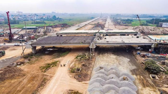 Trong giai đoạn 1, tuyến Vành đai 4 - Vùng Thủ đô được quy hoạch 8 nút giao liên thông lớn. Trong đó, nút giao với Quốc lộ 6 tại phường Yên Nghĩa giữ vai trò kết nối giao thông quan trọng ở cửa ngõ Tây Nam Hà Nội, liên thông tuyến vành đai với trục đường hướng tâm và mạng lưới giao thông khu vực.