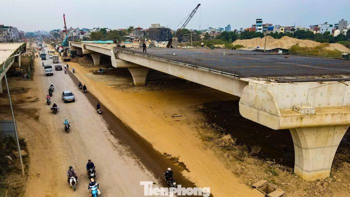 Các nhánh đường lên xuống và hệ thống cầu vượt được thi công, từng bước hình thành nút giao Vành đai 4 với Quốc lộ 6, tạo mạng lưới giao thông liên kết nhiều tầng.