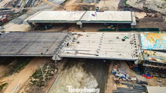 Những phiến dầm lớn lần lượt được lắp đặt, tạo thành các nhịp cầu vượt tại nút giao Vành đai 4 với QL6. Từ công trường nhìn về phía tuyến metro Cát Linh – Hà Đông, diện mạo đầu mối giao thông trọng điểm phía Tây Nam Thủ đô dần hiện rõ.