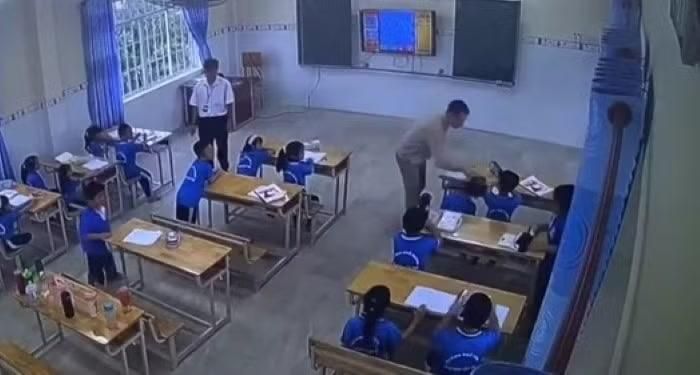  Một số học sinh lớp 2 Trường Phổ thông Việt - Hoa bị người dạy tiếng Anh hành hung trước sự chứng kiến của cả lớp và người trợ giảng. (Ảnh: Cắt từ video) 