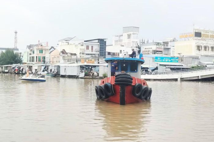 Để bảo đảm an toàn, lực lượng cảnh sát giao thông đường thủy tổ chức điều tiết, tạm thời ngăn phương tiện lưu thông qua khu vực cầu chữ S. Phạm vi kiểm soát được bố trí cách cầu khoảng 200 m về phía hạ lưu và 300 m về phía thượng lưu.