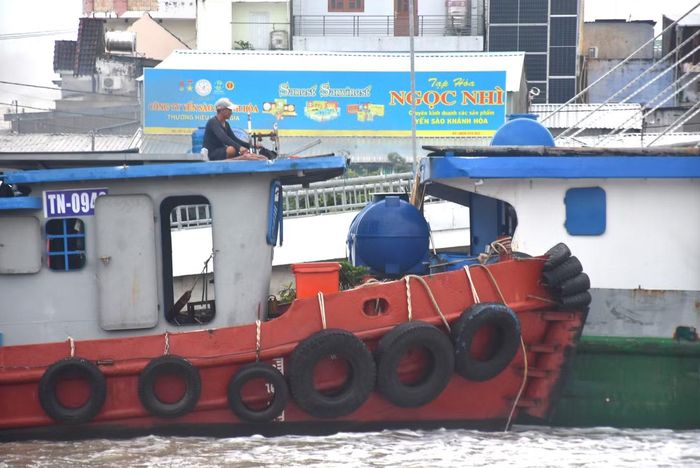 Tàu kéo, đẩy phối hợp kéo, đẩy dầm cầu bị xô lệch.