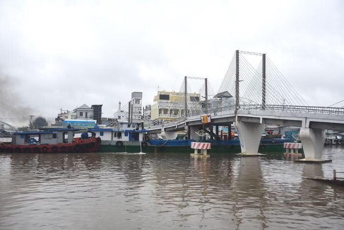Từ khoảng 5h, sà lan cùng tàu kéo, đẩy, hàng chục nhân công và các thiết bị chuyên dụng được huy động đến hiện trường để tham gia khắc phục sự cố lệch nhịp cầu.