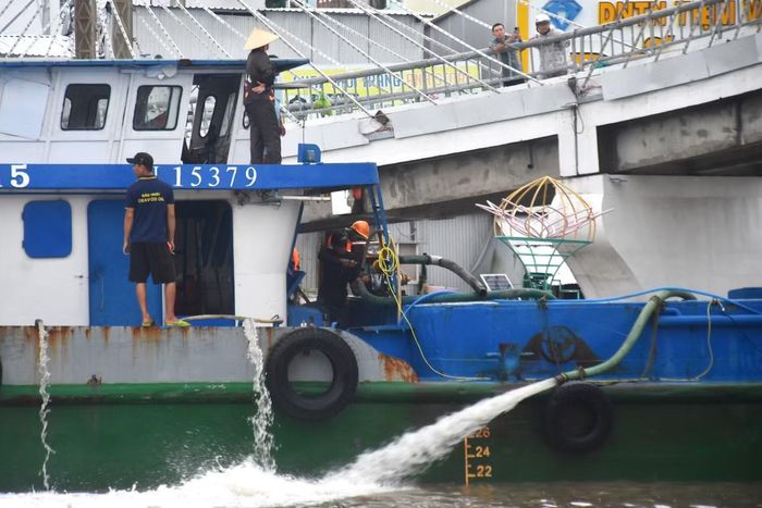 Sau khi sà lan﻿ được định vị và neo giữ ổn định, nước được bơm ra ngoài để sà lan nổi dần, kết hợp với hệ thống thanh thép chịu lực nhằm nâng nhịp cầu lên, sau đó tàu kéo và đẩy tham gia vào quá trình kéo đẩy để dịch chuyển dầm cầu lại vị trí ban đầu.