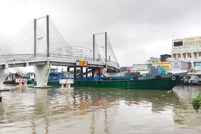 Sau hơn 3 giờ triển khai, đến khoảng 8h cùng ngày, quá trình nâng, kéo kết thúc, dầm cầu bị xô lệch đã được đưa về vị trí ban đầu. Toàn bộ chi phí khắc phục hư hỏng cầu chữ S do chủ sà lan gây sự cố chi trả.