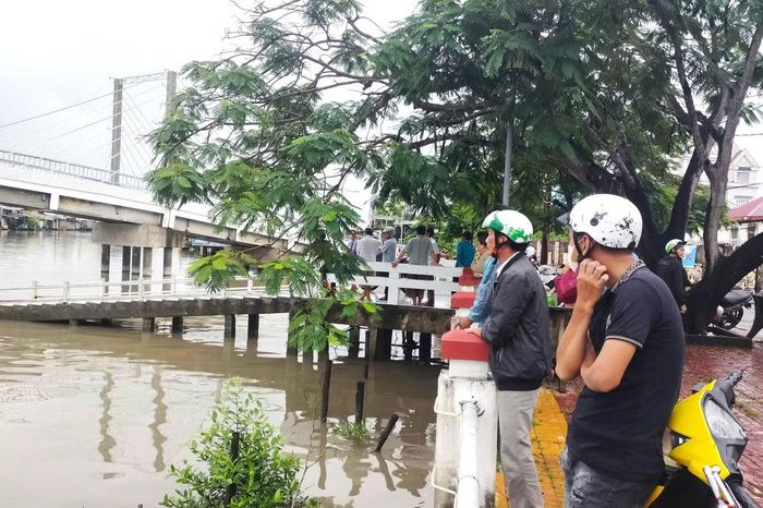 Trong quá trình thi công, đông đảo người dân sinh sống hai bên bờ cầu tập trung theo dõi việc căn chỉnh nhịp cầu trở lại vị trí ban đầu. Chiều 26/10, sà lan chở theo cẩu và vật tư xây dựng khi lưu thông qua cầu chữ S đã va phải nhịp giữa của cầu, làm nhịp giữa bị xô lệch khỏi vị trí ban đầu trên mố cầu khoảng 70 cm.