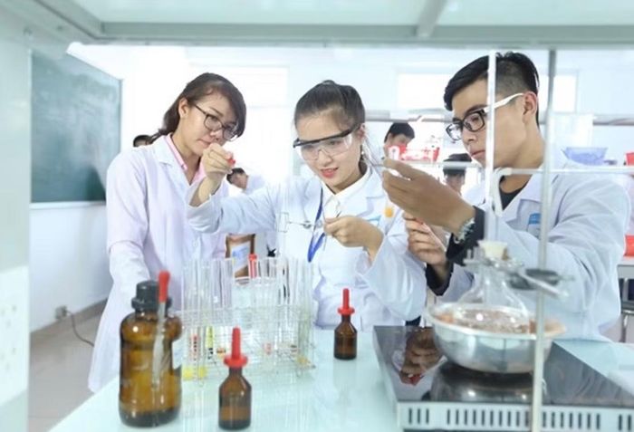 Các chuyên gia làm việc trong phòng thí nghiệm tại TPHCM.