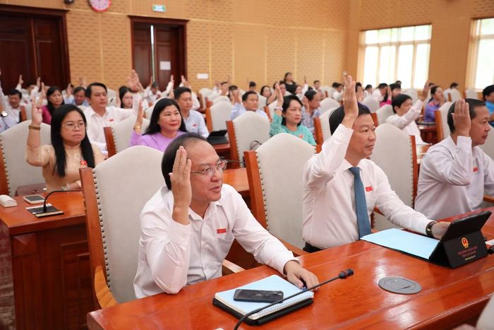  Các đại biểu HĐND tỉnh An Giang biểu quyết thông qua các tờ trình, dự thảo nghị quyết tại kỳ họp. Ảnh: Nhật Huy. 