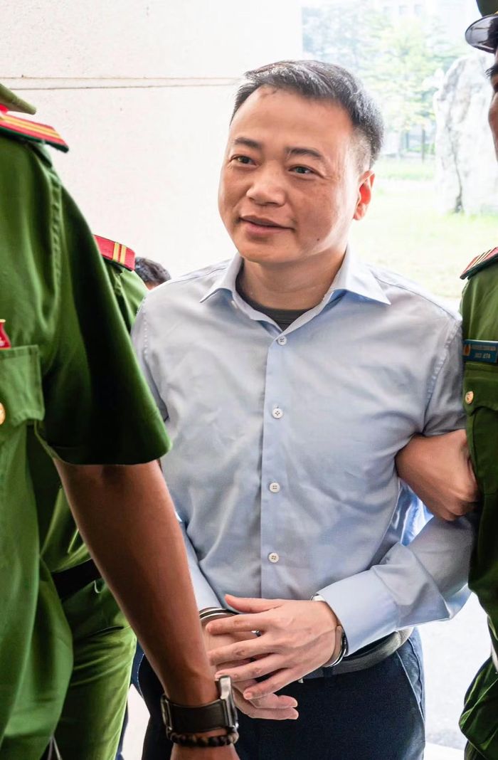 Nụ cười của Shark Bình tạo tranh luận trên mạng xã hội.
