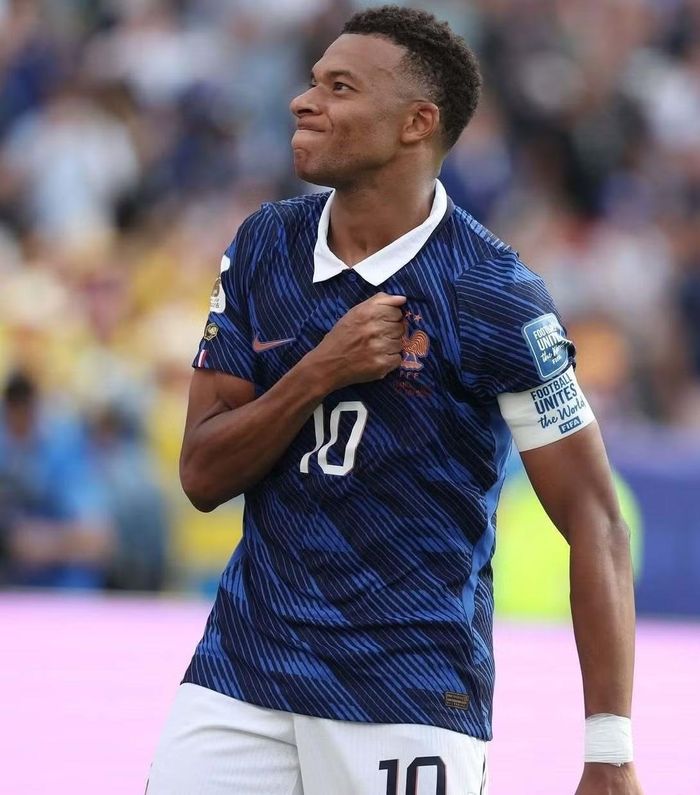 Chủ tịch Liên đoàn bóng đá Pháp lên tiếng bảo vệ Mbappe.