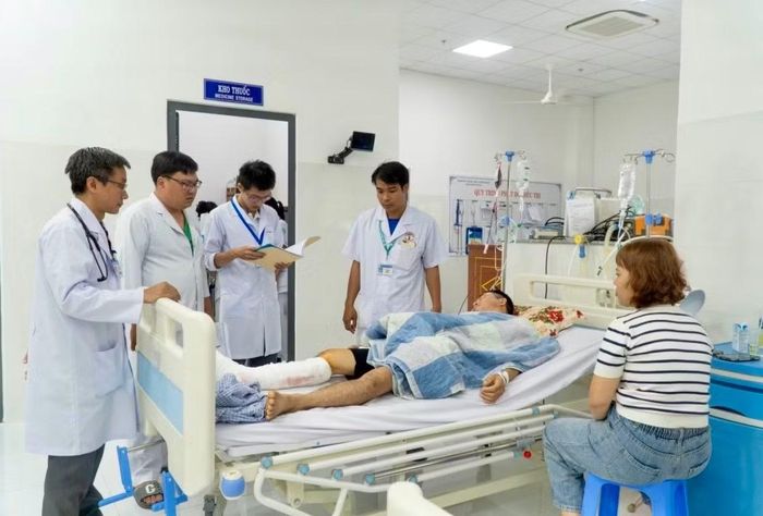 Các bác sĩ khám chữa bệnh cho bệnh nhân tại Trạm y tế Đặc khu Côn Đảo.