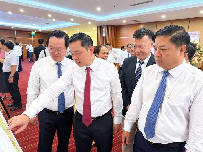 Ông Nguyễn Đức Trung (bìa trái), Phó Trưởng Ban Chính sách, chiến lược Trung ương; ông Đỗ Hữu Huy (giữa), Chủ tịch UBND tỉnh Đắk Lắk và ông Lương Nguyễn Minh Triết (bìa phải), Bí thư Tỉnh ủy Đắk Lắk tham quan khu trưng bày bản đồ quy hoạch chung đô thị Buôn Ma Thuột đến năm 2050.