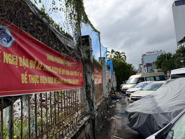 Trong khi đó, khu vực đường Chi Lăng đang trở thành bãi đỗ xe. Mặc dù chính quyền phường Hải Châu đã treo loạt băng rôn đề nghị đỗ xe cách tường rào 1,5 m để thực hiện vệ sinh hàng ngày nhưng nhiều tài xế không chấp hành.