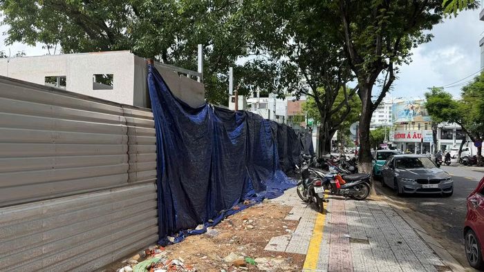 Cảnh tạm bợ, xe cộ chiếm hết vỉa hè, dành hết lối đi bộ ngay tuyến phố trung tâm.