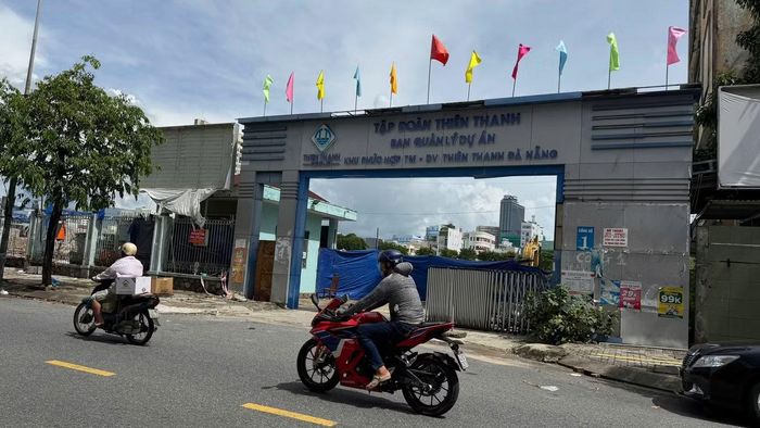 SVĐ Chi Lăng có diện tích hơn 55.000 m². Năm 2010, sân được bán cho Công ty TNHH Tập đoàn Thiên Thanh do ông Phạm Công Danh làm Chủ tịch HĐQT để xây dựng khu phức hợp thương mại và dịch vụ cao tầng. Sau khi chuyển nhượng, khu đất sân Chi Lăng được tách thành 10 giấy chứng nhận quyền sử dụng đất để thế chấp vay vốn ngân hàng. Đến tháng 7/2014, sau khi ông Phạm Công Danh bị khởi tố, SVĐ Chi Lăng trở thành tài sản liên quan vụ đại án kinh tế và rơi vào tình trạng bỏ hoang suốt nhiều năm, trước khi được phá bỏ để thi hành án.