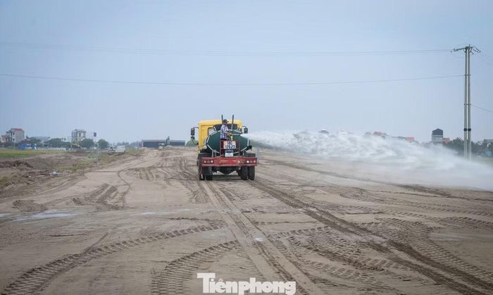 Xe xử lý bụi trên công trường.