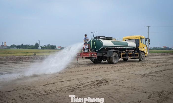 Đơn vị thi công bố trí phương tiện xịt nước ngăn bụi .