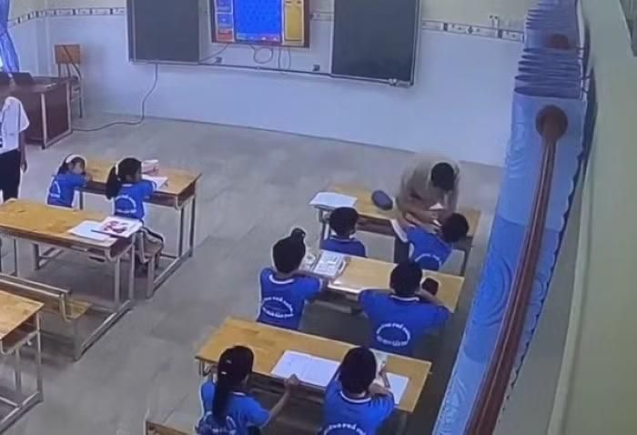  Học sinh lớp 2 bị thầy giáo dạy tiếng Anh đánh trong lớp học. (Ảnh cắt từ clip) 