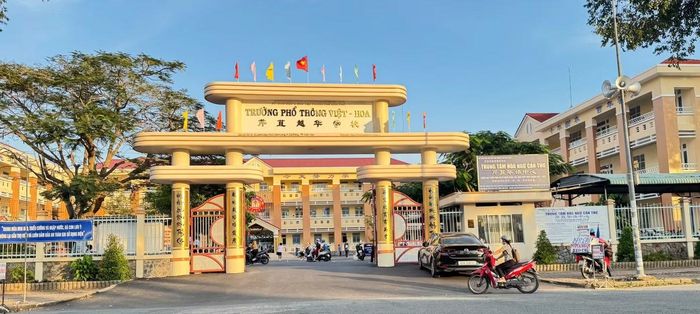 Trường Phổ thông Việt – Hoa