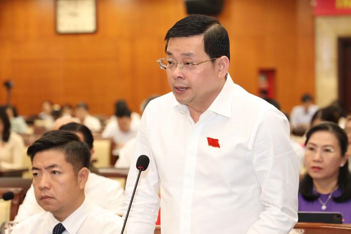 Lãnh đạo các sở, ngành thành phố trao đổi tại kỳ họp.