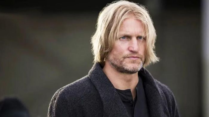 Woody Harrelson đóng Haymitch trưởng thành.