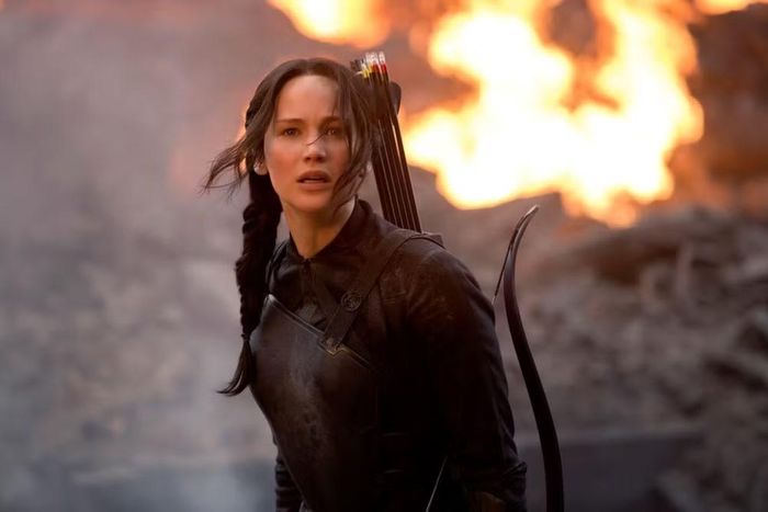 Katniss Everdeen do Jennifer Lawrence thủ vai là nhân vật trung tâm của 4 phần chính.