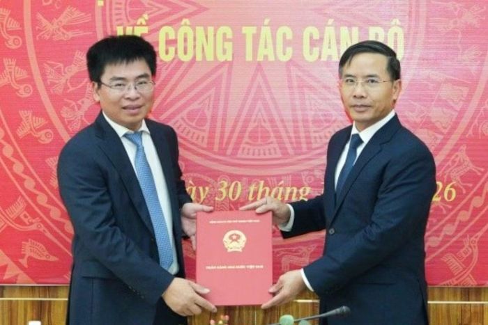 Thống đốc NHNN Phạm Đức Ấn trao quyết định cho ông Đỗ Giang Nam. Ảnh: TBNH.