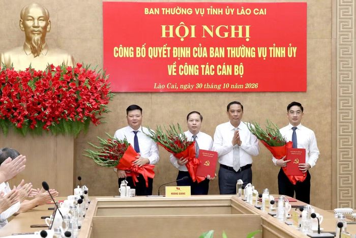 Ông Hoàng Giang - Phó Bí thư Thường trực Tỉnh ủy, Chủ tịch HĐND tỉnh trao quyết định và tặng hoa chúc mừng các đồng chí được điều động, phân công nhiệm vụ mới.