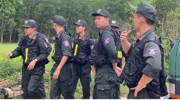 Cảnh sát cơ động được điều động đến truy bắt các phạm nhân.