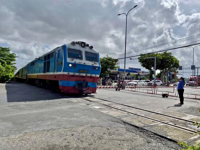 Khu vực gác chắn đường sắt Nguyễn Tất Thành.