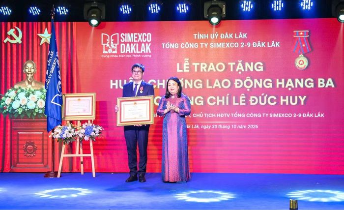Ông Lê Đức Huy đón nhận Huân chương Lao động hạng Ba.