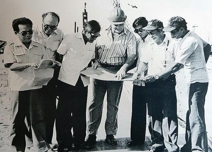 Chuyên gia Liên Xô và cán bộ Việt Nam cùng chỉ đạo xây dựng Cảng Vietsovpetro (năm 1981). Ảnh tư liệu
