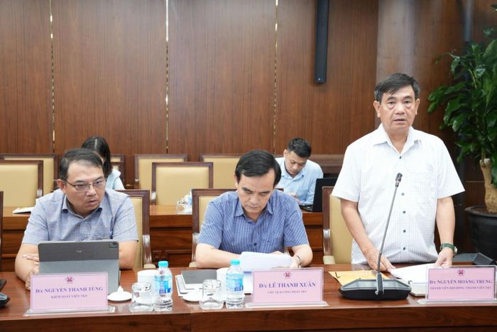 Thành viên HĐTV TKV Nguyễn Hoàng Trung phát biểu tại cuộc họp. 