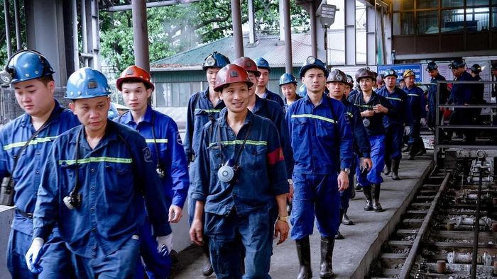 Thợ mỏ Than Vàng Danh phấn khởi vào ca sản xuất. 