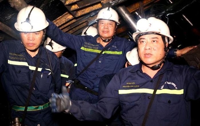 Lãnh đạo Công ty Than Uông Bí - TKV thường xuyên bám sát sản xuất, động viên CNLĐ hoàn thành kế hoạch, mục tiêu thi đua. 
