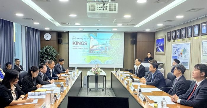 Đoàn công tác làm việc với KINGS.