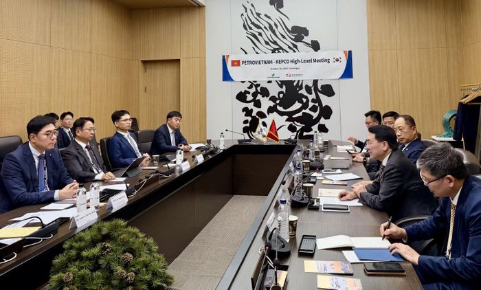 Lãnh đạo PETROVIETNAM làm việc với KEPCO.
