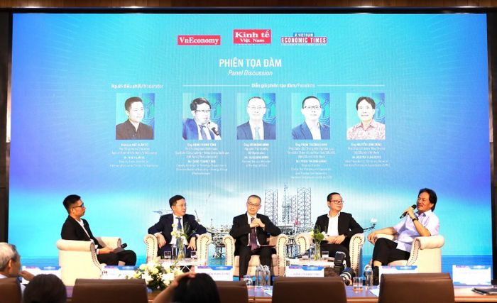 TS Nguyễn Hùng Dũng, Phó Chủ tịch kiêm Tổng Thư ký Hội Dầu khí Việt Nam trao đổi tại Diễn đàn “Phát triển công nghiệp dầu khí Việt Nam: Đảm bảo tăng trưởng bền vững” ngày 29/10.