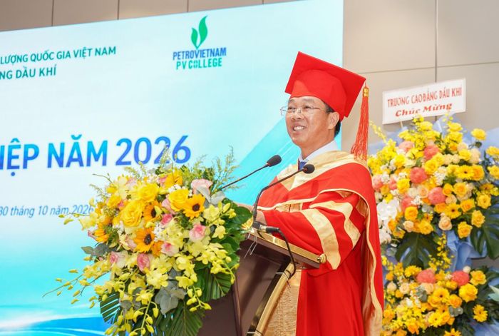 Ông Ngô Xuân Hưng, Hiệu trưởng PVCollege phát biểu tại buổi lễ