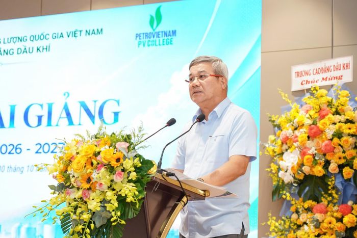 Ông Đỗ Chí Thanh, Phó Tổng Giám đốc PETROVIETNAM mong muốn nhà trường tiếp tục nâng cao chất lượng đào tạo, chuyển đổi số và chuẩn bị nguồn nhân lực kỹ thuật vững vàng cho các lĩnh vực năng lượng mới.