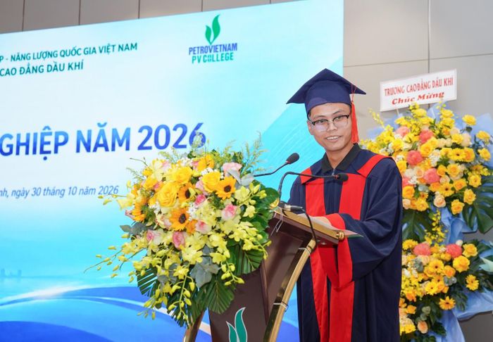 Tân khoa Nguyễn Quốc Khánh (lớp Điện công nghiệp 1.24) đại diện cho các HSSV tốt nghiệp năm 2026 phát biểu tại buổi lễ