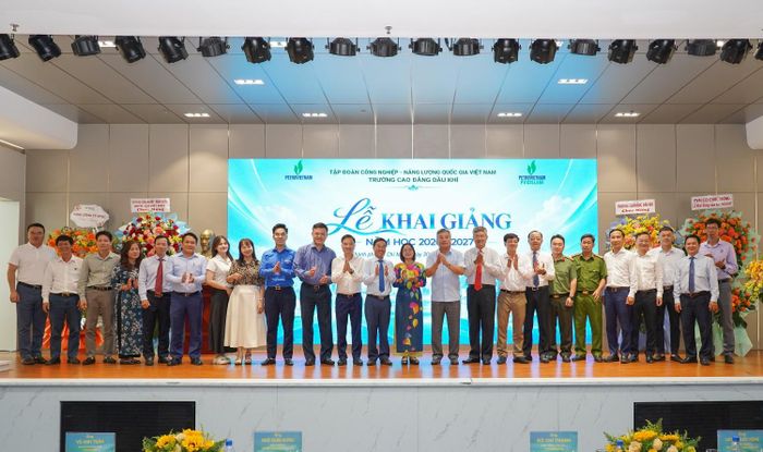 Lễ tốt nghiệp năm 2026 và khai giảng năm học mới 2026-2027 của PVCollege diễn ra thành công, tốt đẹp