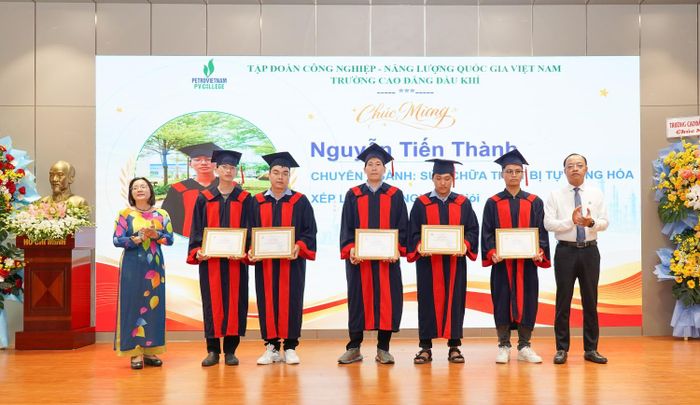 PVCollege khen thưởng 9 HSSV đạt loại Giỏi và 35 HSSV đạt loại Khá toàn khóa từ nguồn kinh phí đào tạo do Tập đoàn cấp