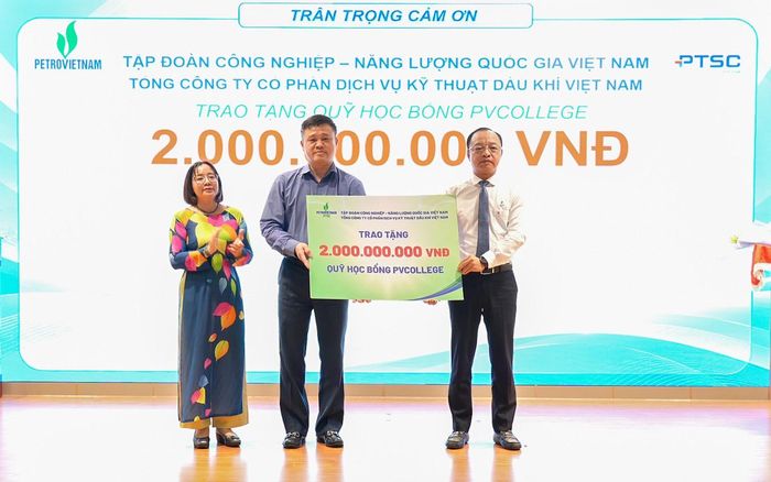 PETROVIETNAM đồng hành cùng PTSC trao tặng gói học bổng an sinh xã hội trị giá 2 tỷ đồng cho PVCollege