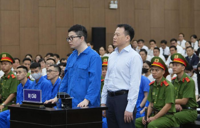 Bị cáo Phó Đức Nam (tức Mr Pips) và Nguyễn Hòa Bình (tức Shark Bình) tại phiên tòa.