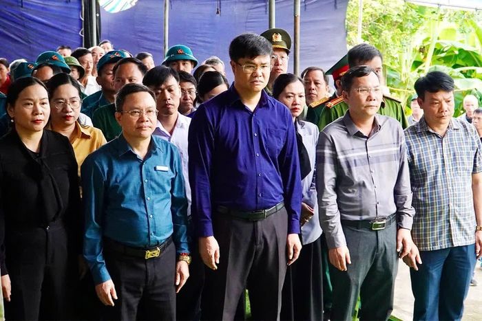Chính quyền xã Yên Xuân (Nghệ An) phối hợp với gia đình, dòng họ tổ chức trọng thể lễ truy điệu và an táng hài cốt liệt sĩ Trần Văn Tập về với đất mẹ. (Ảnh Công Sơn)